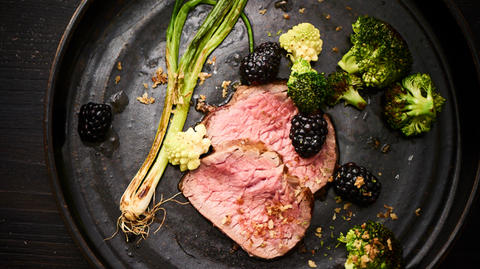 Braten aus dem Bürgermeister-Stück mit geröstetem Brokkoli und Rosmarin-Bröseln